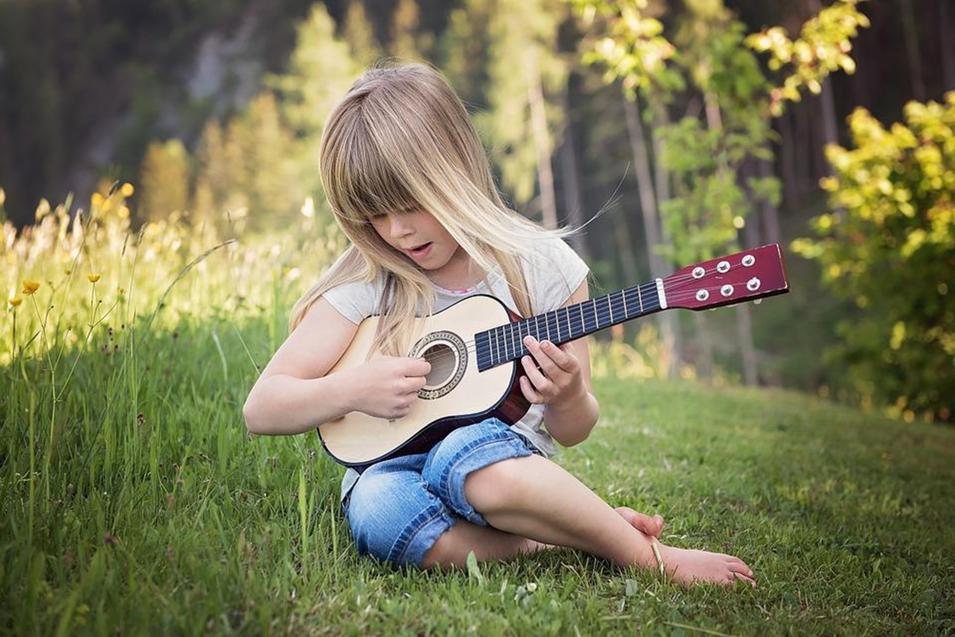 Kind spielt Ukulele